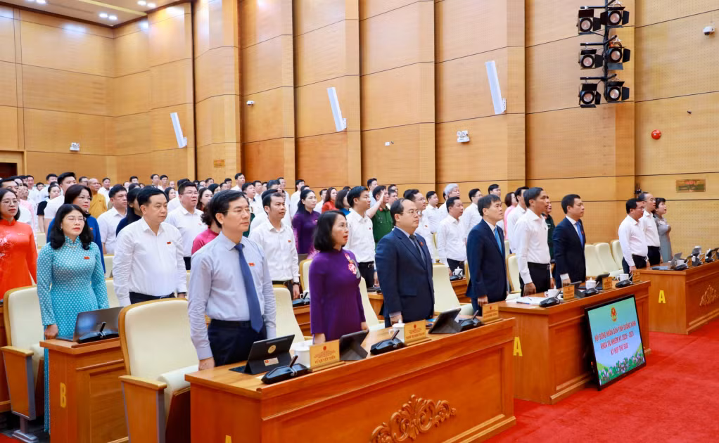 a1Đại biểu HĐND tỉnh thực hiện nghi lễ chào cờ khai mạc kỳ họp.