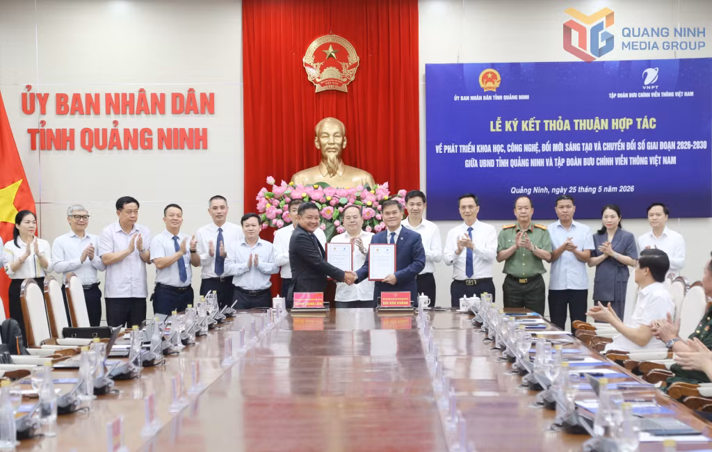 Lãnh đạo tỉnh Quảng Ninh và Tập đoàn VNPT trao biên bản thỏa thuận hợp tác (ngày 25/5/2026).