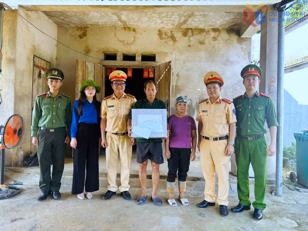 Đội Giao thông đường bộ số 3 phối hợp với Đội thanh niên xung kích vì nhân dân phục vụ xã Ba Chẽ tổ chức chương trình thăm hỏi, tặng quà các gia đình chính sách.