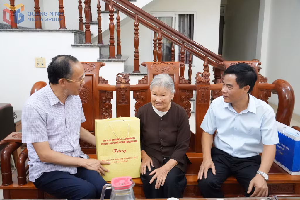 Đồng chí Dương Mạnh Cường, Uỷ viên Ban Thường vụ, Trưởng Ban Nội chính Tỉnh uỷ, tặng quà cho bà Trần Thị Kinh, 92 tuổi, khu Tân Lập 1, phường Quang Hanh (vợ liệt sĩ).
