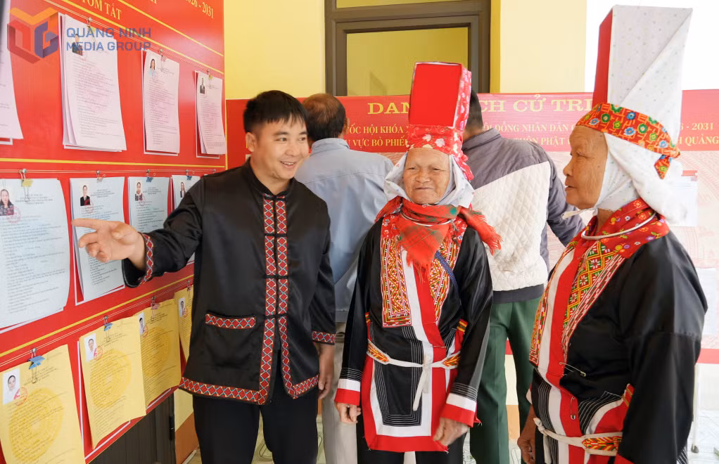Bí thư Chi bộ, Trưởng thôn Sông Moóc (xã Hoành Mô) tuyên truyền, vận động cử tri thực hiện bầu cử ĐBQH và đại biểu HĐND các cấp nhiệm kỳ 2026-2031.