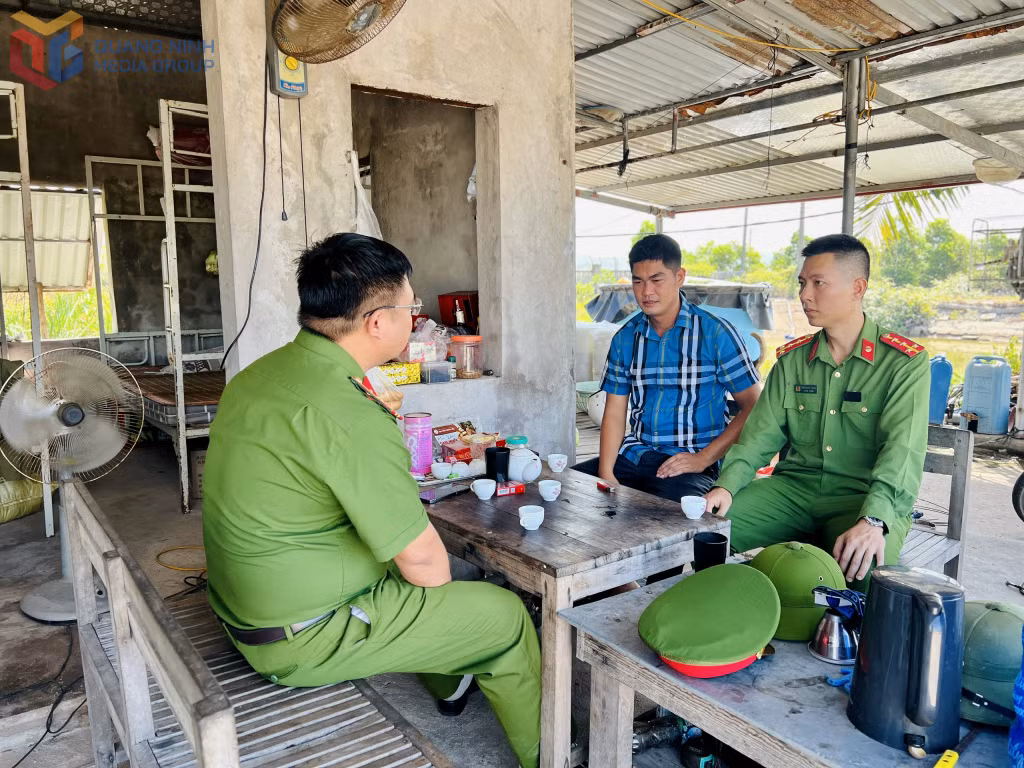 Công an phường Đông Mai phối hợp với Phòng Cảnh sát điều tra tội phạm về ma túy (Công an tỉnh) nắm thông tin dân cư.