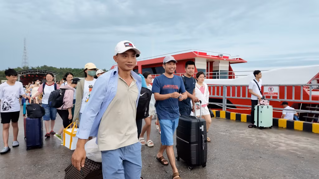 Hơn 1.700 du khách từ đặc khu Cô Tô đã trở về đất liền an toàn.
