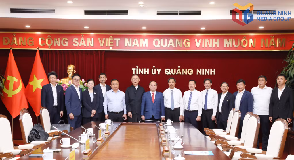 Đồng chí Bí thư Tỉnh ủy chụp ảnh lưu niệm cùng Chủ tịch Tập đoàn Amata và các nhà đầu tư.