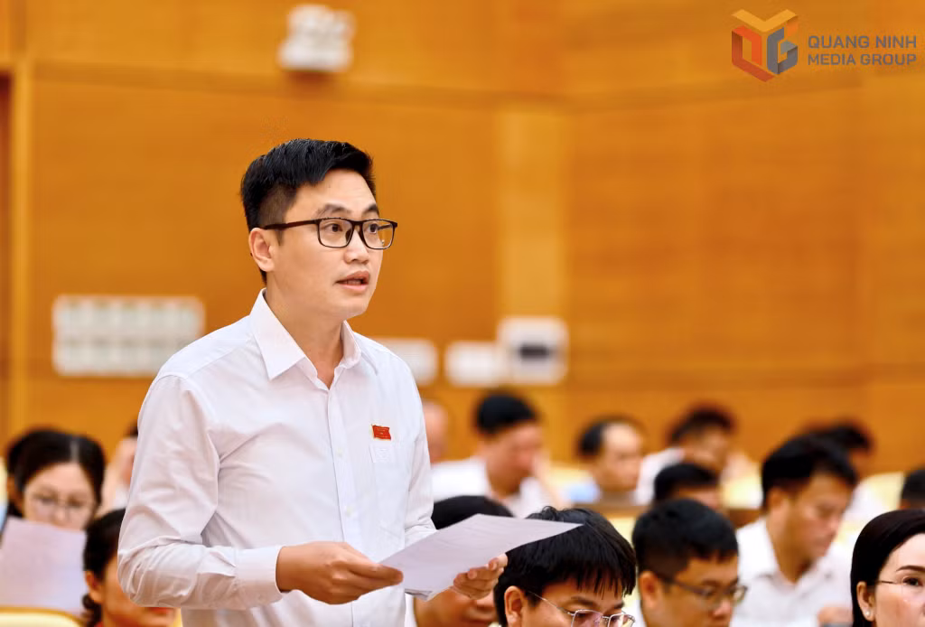 Đại biểu Phạm Minh Thắng, Ủy viên chuyên trách Ban Kinh tế - Ngân sách HĐND tỉnh chất vấn Giám đốc Sở Xây dựng.