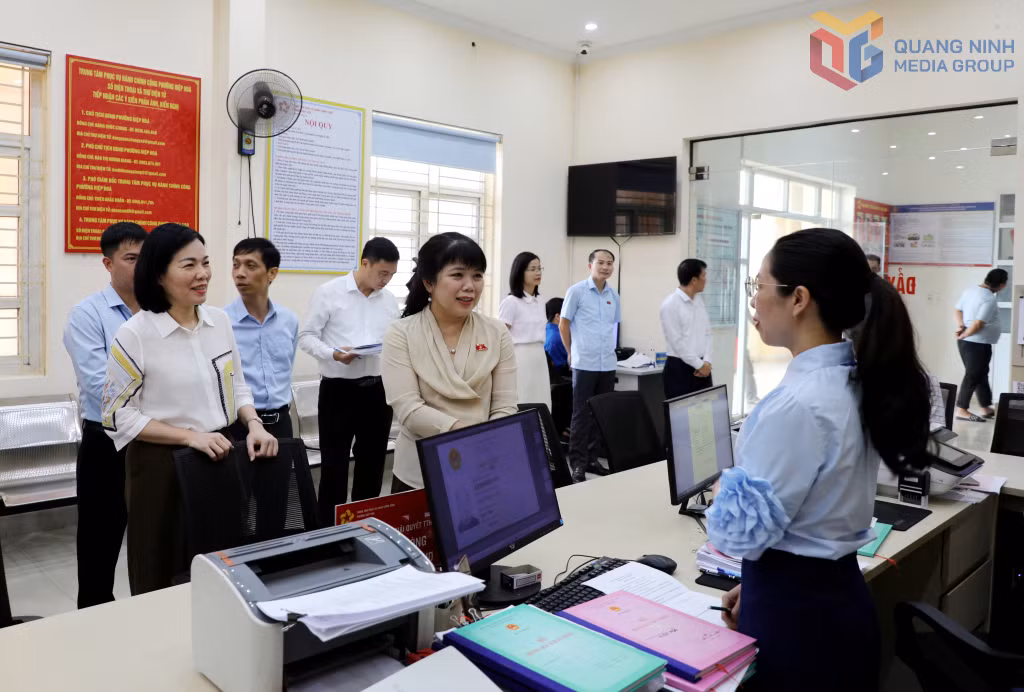 Đoàn ĐBQH tỉnh khảo sát công tác tiếp nhận, giải quyết TTHC tại Trung tâm Phục vụ hành chính công phường Hiệp Hòa.