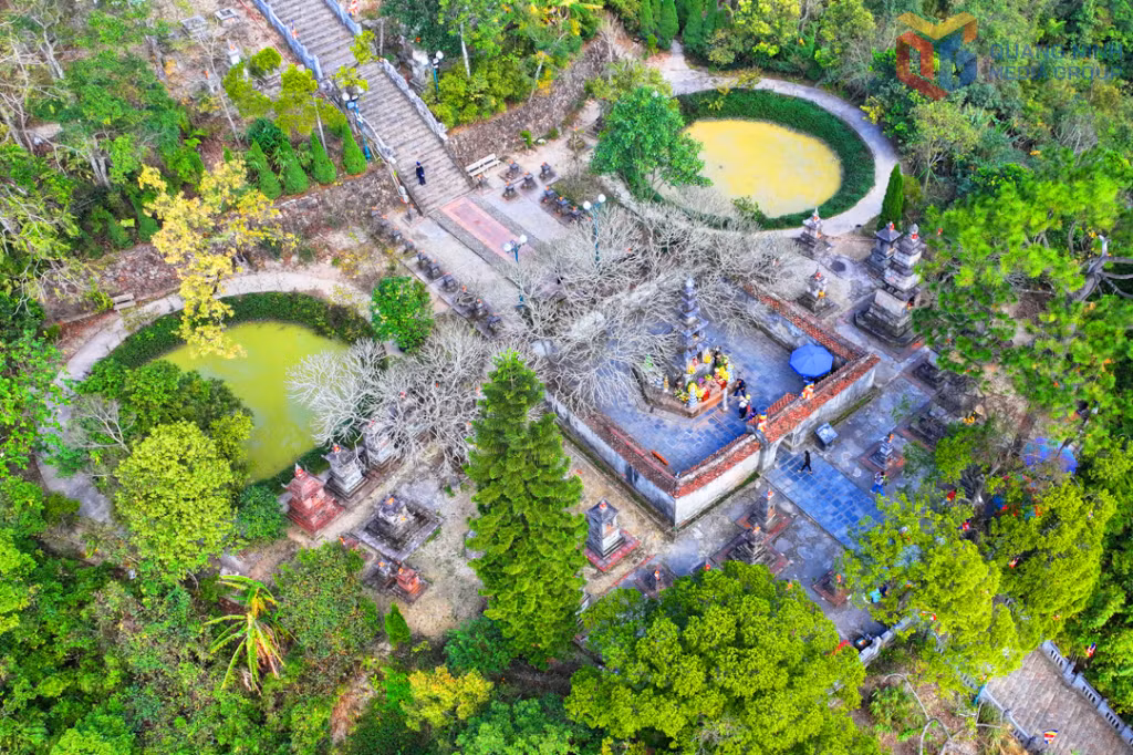 Mai vàng lác đác nở giữa vườn tháp Huệ Quang.