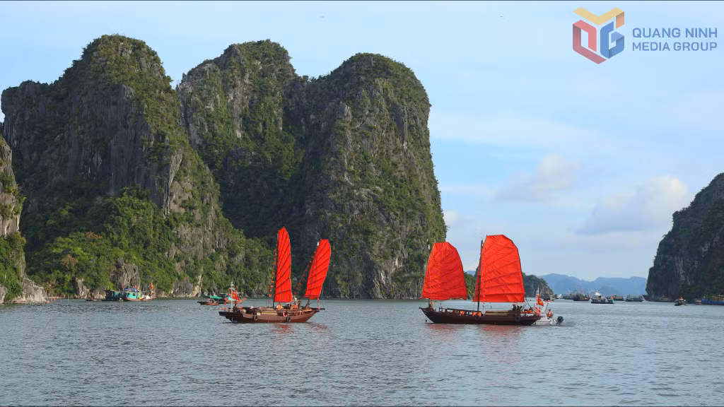 Cánh buồm đỏ thắm trên chiếc thuyền ba vách trở thành điểm nhấn trước vẻ đẹp nên thơ của vịnh Hạ Long.&nbsp;