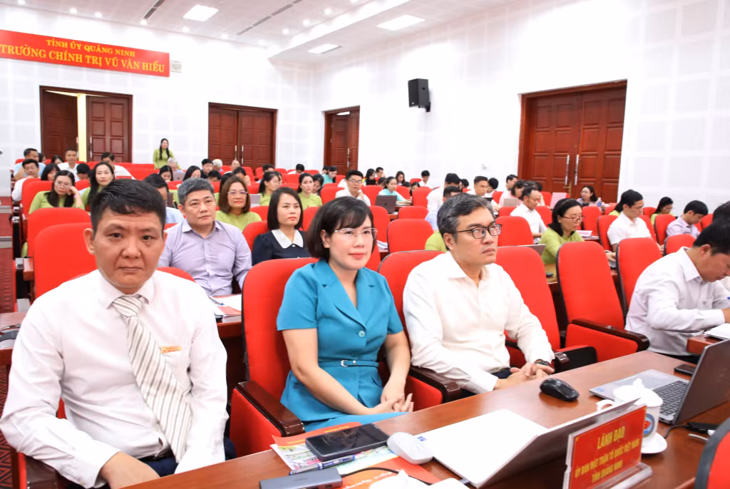 Các đại biểu dự hội thảo.