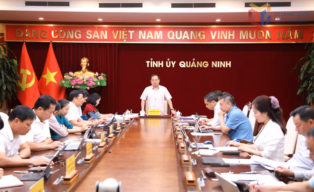 Đồng chí Quản Minh Cường, Ủy viên Trung ương Đảng, Bí thư Tỉnh ủy, Trưởng Đoàn ĐBQH tỉnh, kết luận hội nghị.