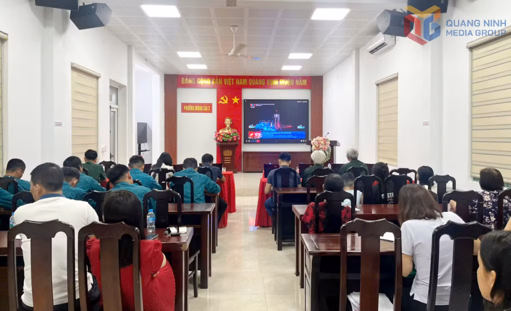 Phường Móng Cái 3 tổ chức cho cán bộ, đảng viên, nhân dân theo dõi tập trung tại trụ sở Đảng ủy phường.