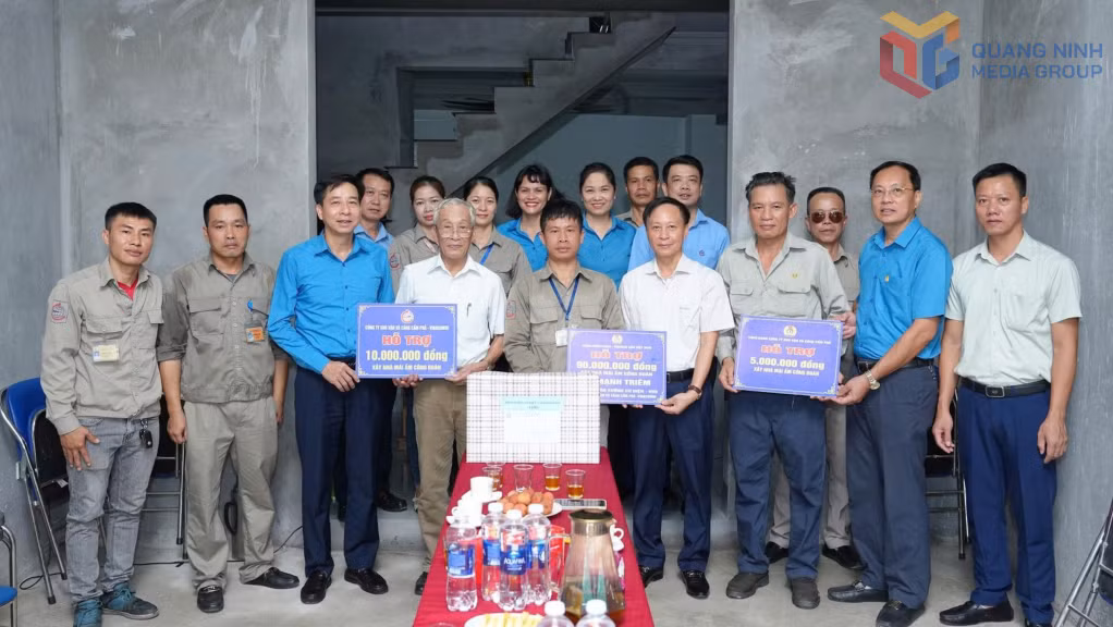 Công ty Kho vận và Cảng Cẩm Phả bàn giao tiền hỗ trợ xây nhà “Mái ấm Công đoàn” cho anh Hà Mạnh Triêm (Ảnh: Đơn vị cung cấp).