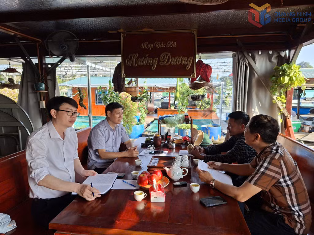 Đoàn công tác của Liên minh HTX tỉnh trò chuyện, lấy ý kiến của HTX Thương mại và Xuất nhập khẩu Hướng Dương về việc xây dựng một Làng HTX nuôi biển hiện đại kiểu mẫu.