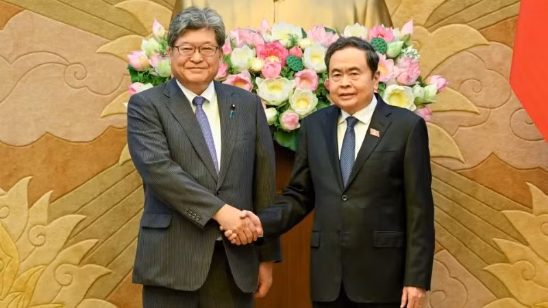 Chủ tịch Quốc hội Trần Thanh Mẫn và Quyền Tổng Thư ký Đảng Dân chủ Tự do Nhật Bản Hagiuda Koichi. (Ảnh: DUY LINH)