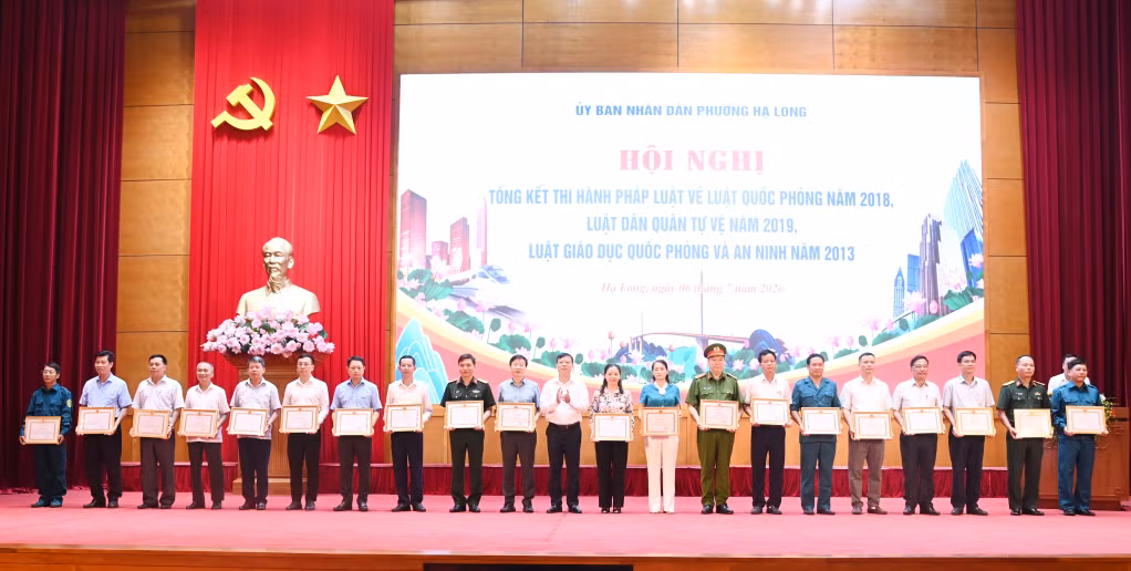 Khen thưởng các cá nhân có thành tích xuất sắc trong thi hành Luật Quốc phòng năm 2018, Luật Dân quân tự vệ năm 2019 và Luật Giáo dục quốc phòng và an ninh năm 2013.