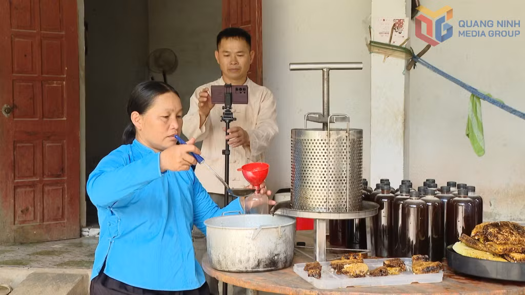 YouTuber Nịnh Văn Dìn, Bản 26 hộ livestream bán mật ong rừng.