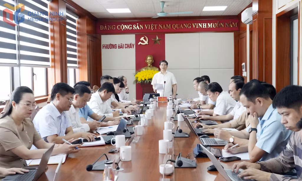 Đồng chí Vũ Quyết Tiến, Phó Bí thư Tỉnh uỷ, Chủ tịch Uỷ ban MTTQ tỉnh, phát biểu chỉ đạo tại buổi làm việc.