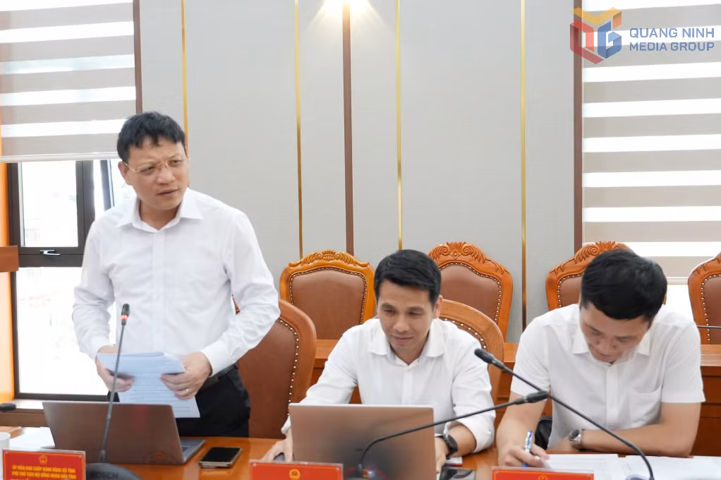 Đồng chí Nghiêm Xuân Cường, Phó Chủ tịch HĐND tỉnh, phát biểu tại hội nghị.