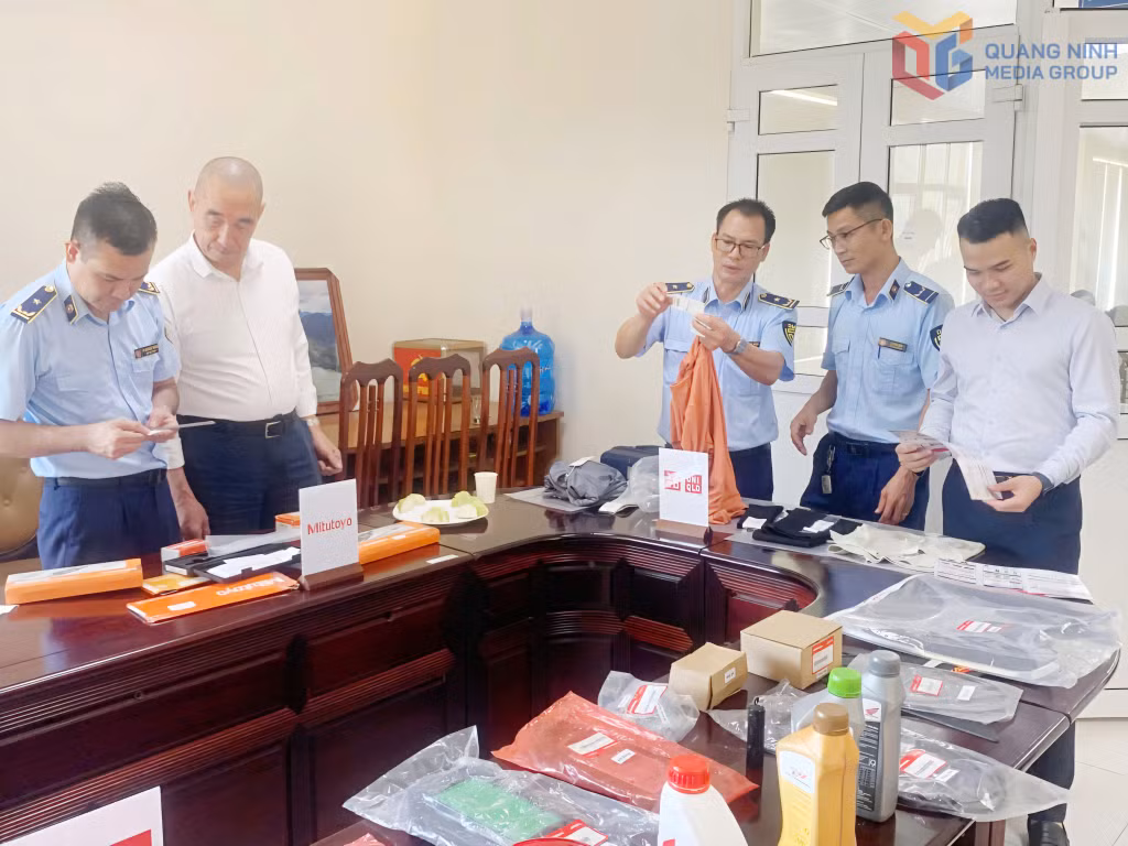 Cán bộ Chi cục QLTT tỉnh tham gia tập huấn nhận biết hàng thật, hàng giả.