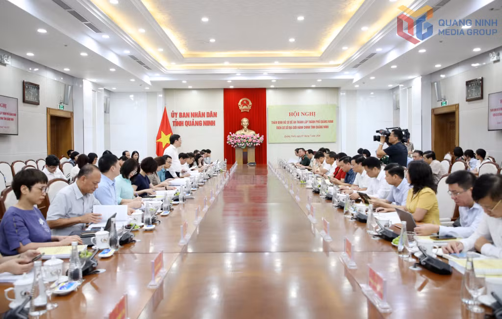 Đoàn công tác liên ngành khảo sát và thẩm định hồ sơ đề án thành lập thành phố Quảng Ninh làm việc với tỉnh Quảng Ninh.