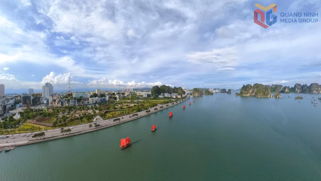 Những chiếc thuyền lướt nhẹ trên mặt vịnh tạo nên bức tranh thiên nhiên hòa quyện với dấu ấn văn hóa biển truyền thống.