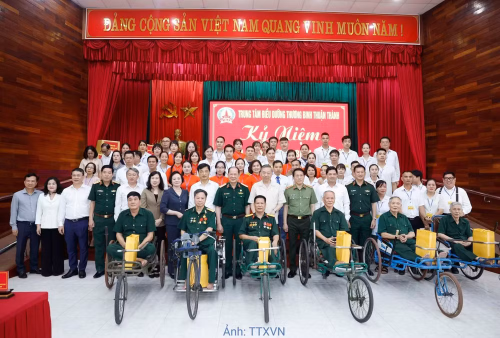 Tổng Bí thư, Chủ tịch nước Tô Lâm và đại biểu với các cán bộ và thương binh, bệnh binh tại Trung tâm Điều dưỡng thương binh Thuận Thành. (Ảnh: Thống Nhất/TTXVN)
