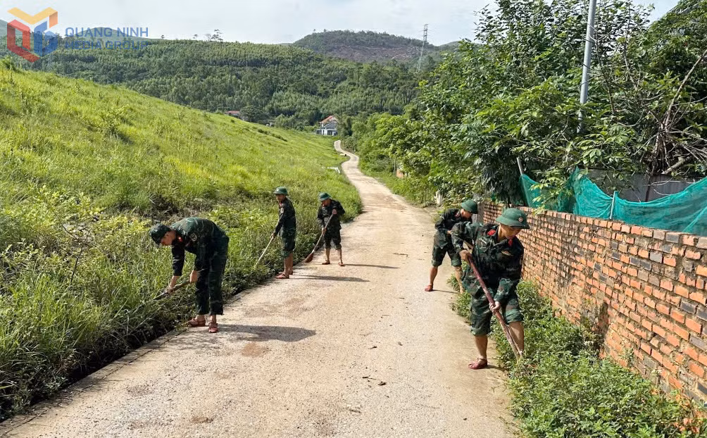 Cán bộ chiến sĩ Đại đội Công binh tích cực đồng hành cùng nhân dân phường Hoành Bồ, tham gia dọn dẹp vệ sinh môi trường xanh-sạch-đẹp.