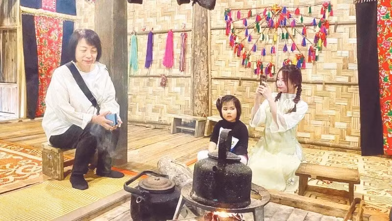 Du khách tìm hiểu không gian nhà sàn truyền thống làng Thái Hải (Thái Nguyên), có chứng chỉ sản phẩm OCOP 5 sao quốc gia. (Ảnh: VIỆT ANH)