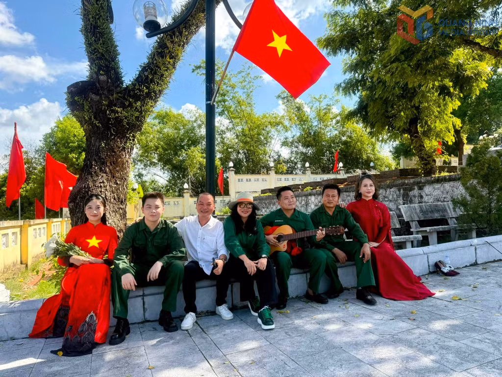 Nhóm ê kíp thực hiện MV ca khúc “Ban mai tháng Bảy” của nhạc sĩ Trần Mai.