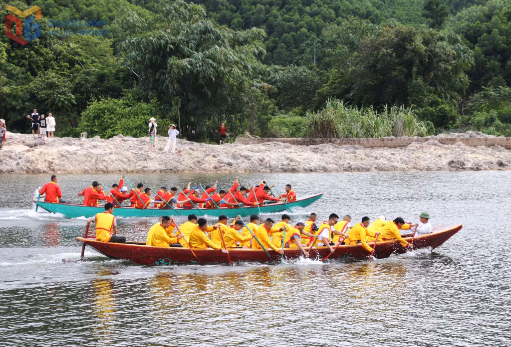Đua thuyền truyền thống là hoạt động thể thao thể hiện sức mạnh, tinh thần đoàn kết của cư dân vùng biển.