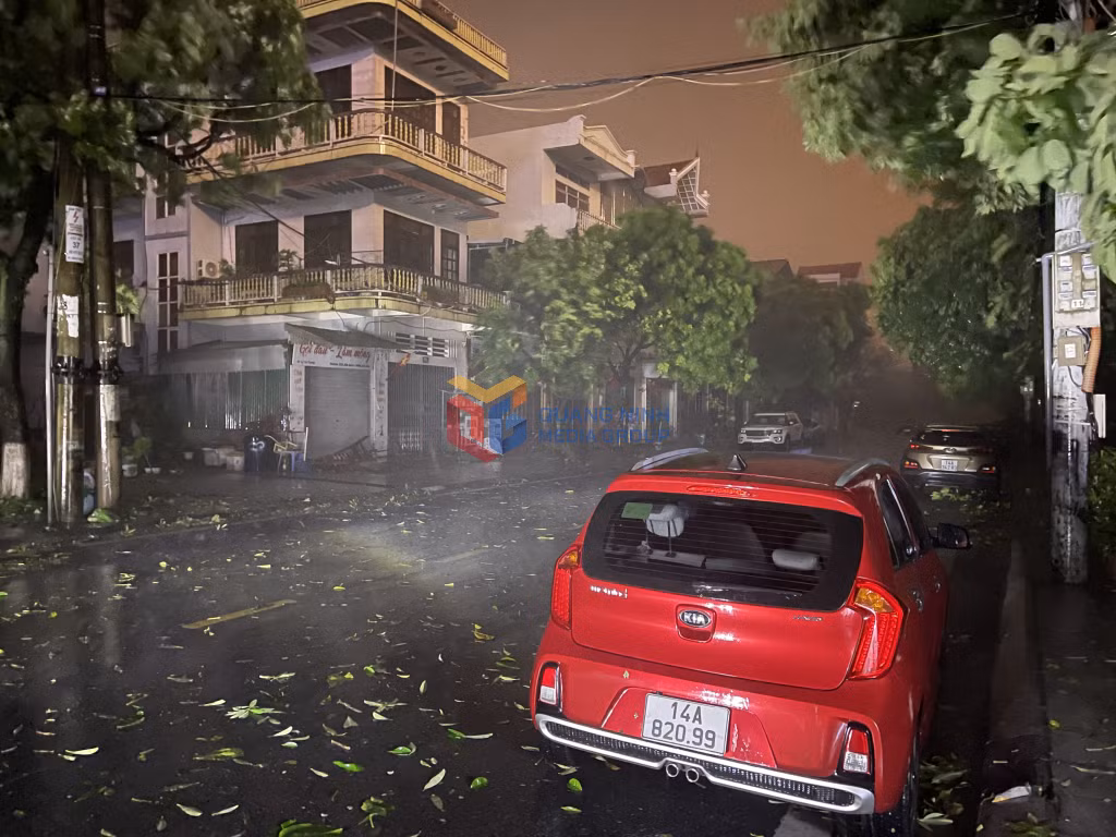 Mưa lớn kèm gió giật mạnh khiến một số khu vực trên địa bàn phường Móng Cái 1 bị mất điện.