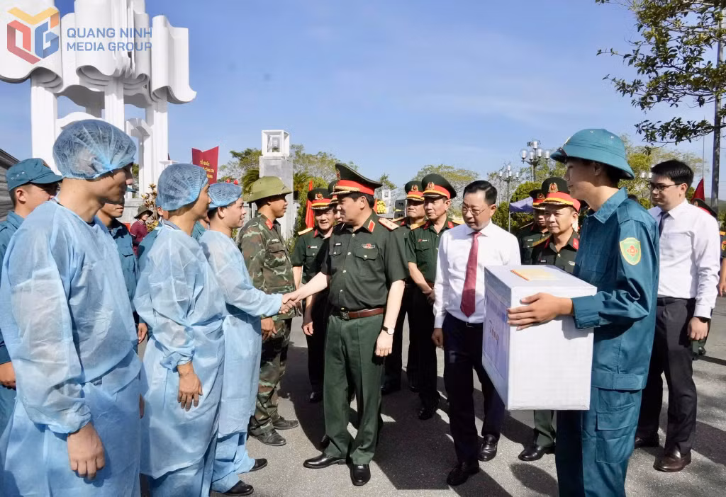 Các đồng chí lãnh đạo Quân khu 3, tỉnh Quảng Ninh thăm hỏi, động viên cán bộ, chiến sĩ và các lực lượng trực tiếp thực hiện nhiệm vụ khai quật, lấy mẫu hài cốt liệt sĩ tại Nghĩa trang Liệt sĩ Móng Cái.&nbsp;