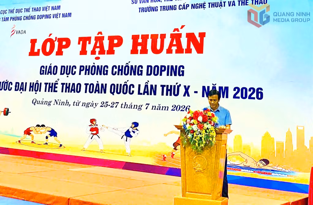 Lãnh đạo Trường Trung cấp Nghệ thuật và Thể thao Quảng Ninh phát biểu khai mạc lớp học.