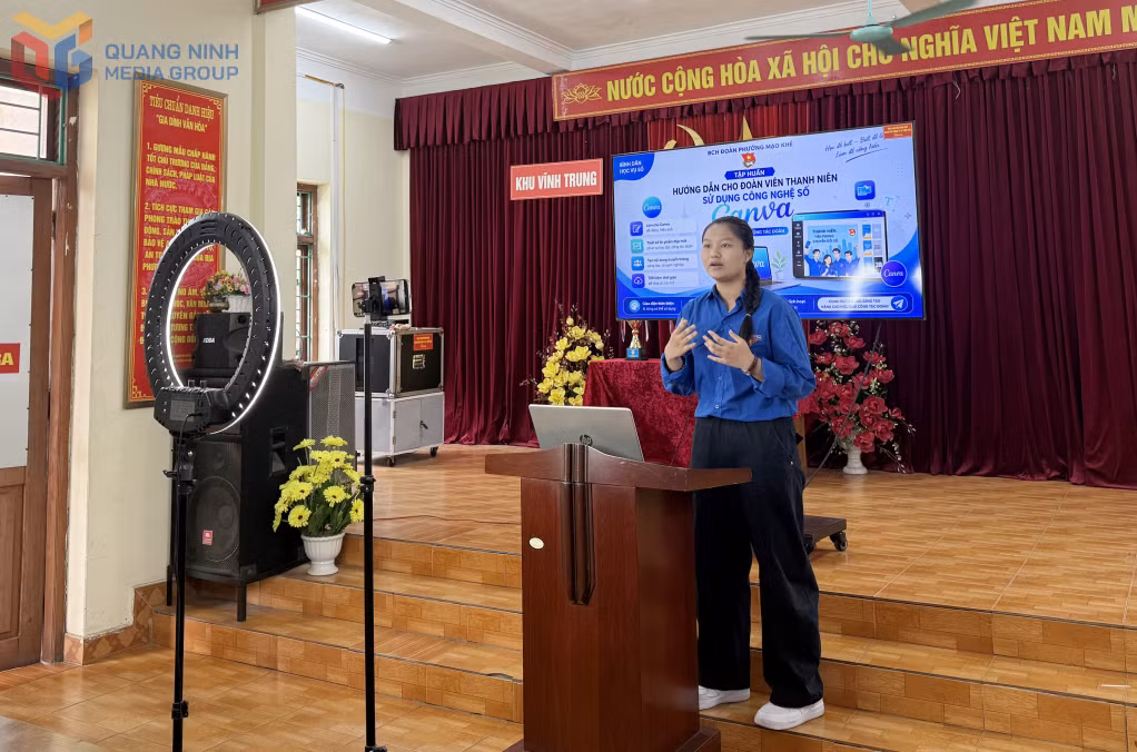 ĐVTN phường Mạo Khê livestream trên mạng xã hội hướng dẫn người dân sử dụng công nghệ số.
