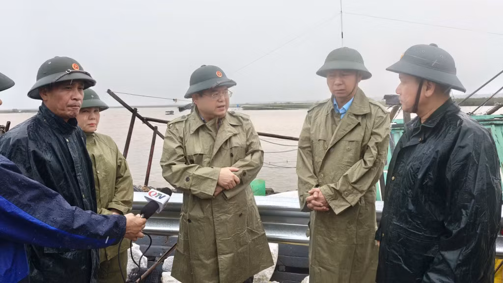 Đồng chí Bí thư Tỉnh ủy yêu cầu lực lượng chức năng nhanh chóng huy động phương tiện hỗ trợ trục vớt tàu thuyền bị trôi dạt cho người dân.