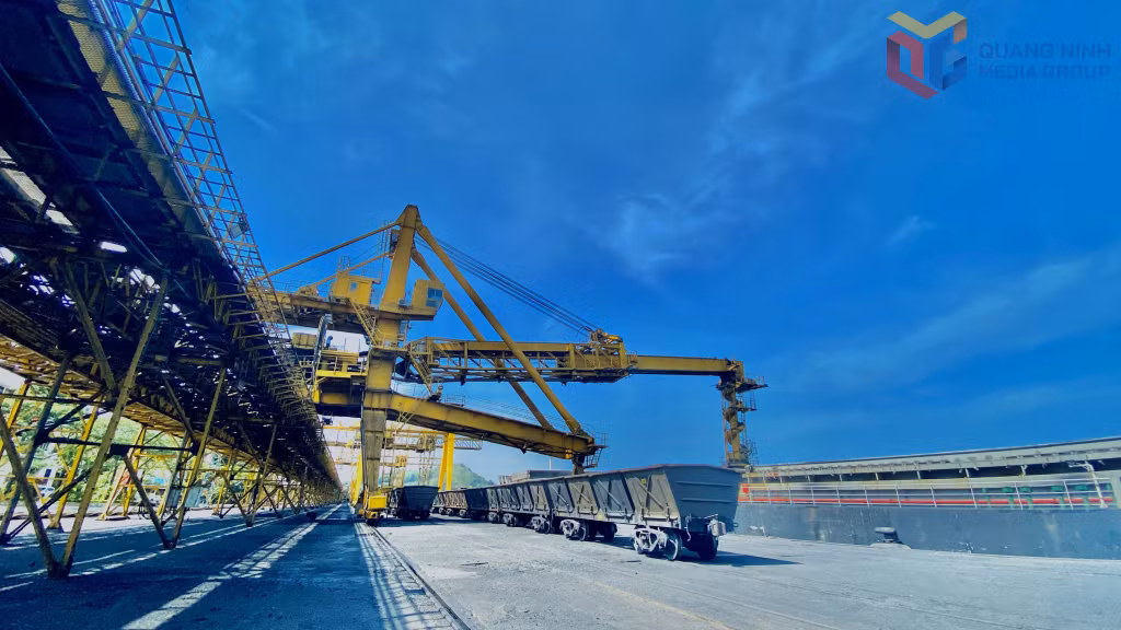 Hệ thống cảng Cửa Ông - Công ty Tuyển than Cửa Ông - TKV được đầu tư đồng bộ, hiện đại, đáp ứng yêu cầu sản xuất, tiêu thụ.
