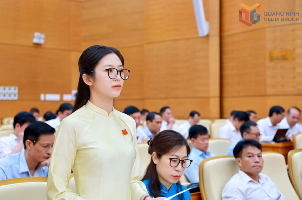 Đại biểu Đặng Vũ Minh Tâm, Giáo viên Trường Tiểu học và Trung học cơ sở Cô Tô, đặc khu Cô Tô chất vấn tại hội trường.