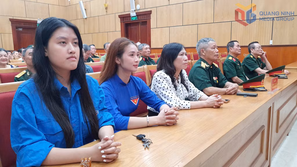 Đoàn viên, thanh niên, cựu chiến binh theo dõi chương trình, thể hiện niềm tự hào về truyền thống cách mạng.