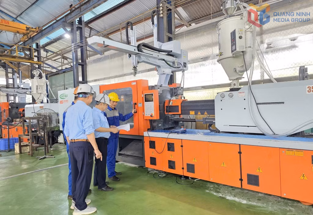 Công ty CP Cơ khí Hòn Gai đưa vào vận hành nhà máy sản xuất con lăn nhựa cao phân tử với dây chuyền hiện đại, tự động hóa cao.
