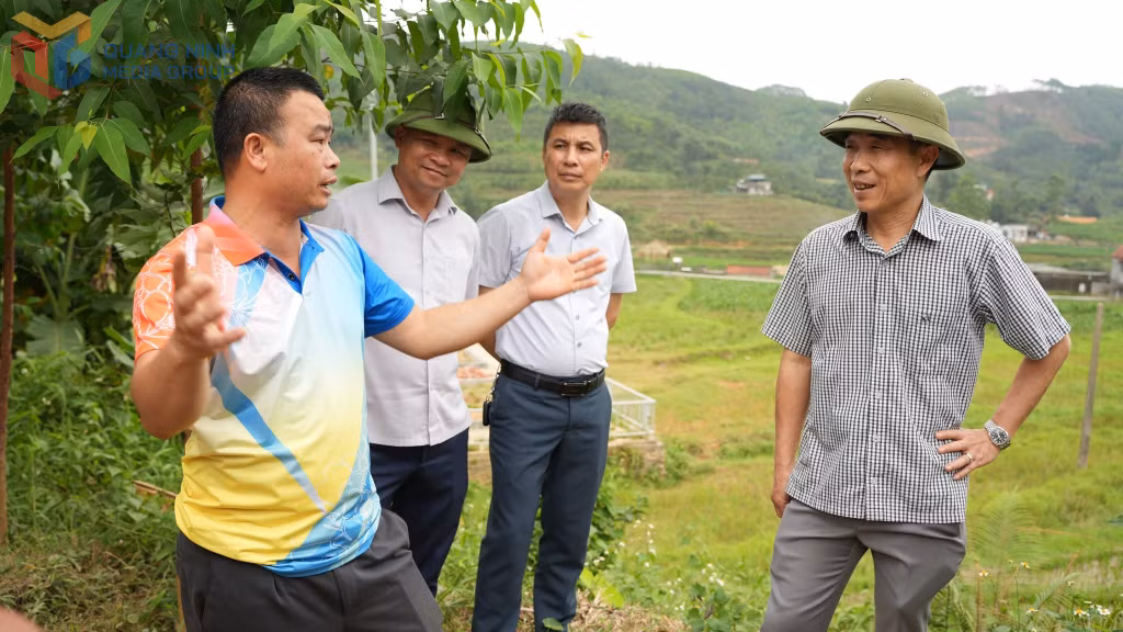 Phó Bí thư Đảng ủy, Chủ tịch UBND xã Đông Ngũ Vi Quốc Phương (ngoài cùng bên phải) gặp gỡ, lắng nghe và giải quyết những kiến nghị của người dân về công tác giải phóng mặt bằng xây dựng hạ tầng giao thông.