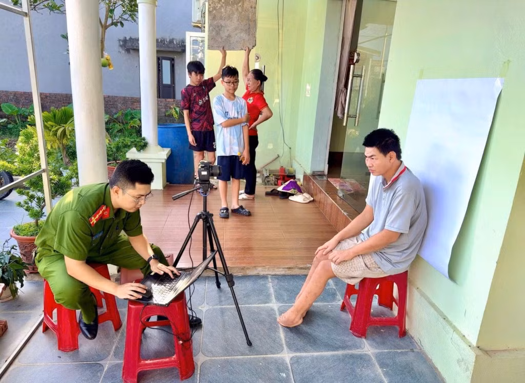 Cán bộ Công an phường Móng Cái 1 hỗ trợ cấp căn cước tại nhà cho công dân.