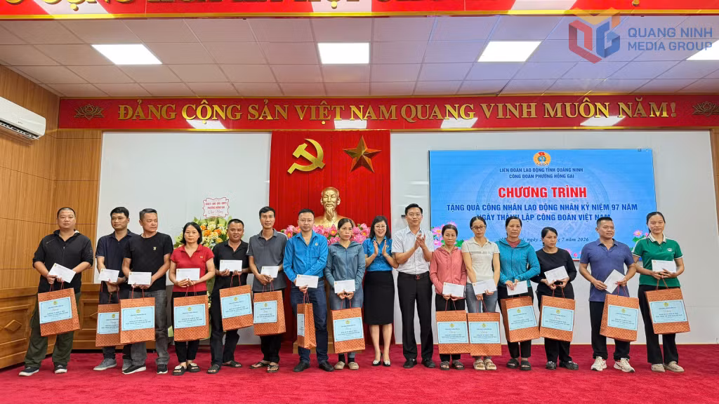 Công đoàn phường Hồng Gai tặng quà lao động có hoàn cảnh khó khăn trên địa bàn.