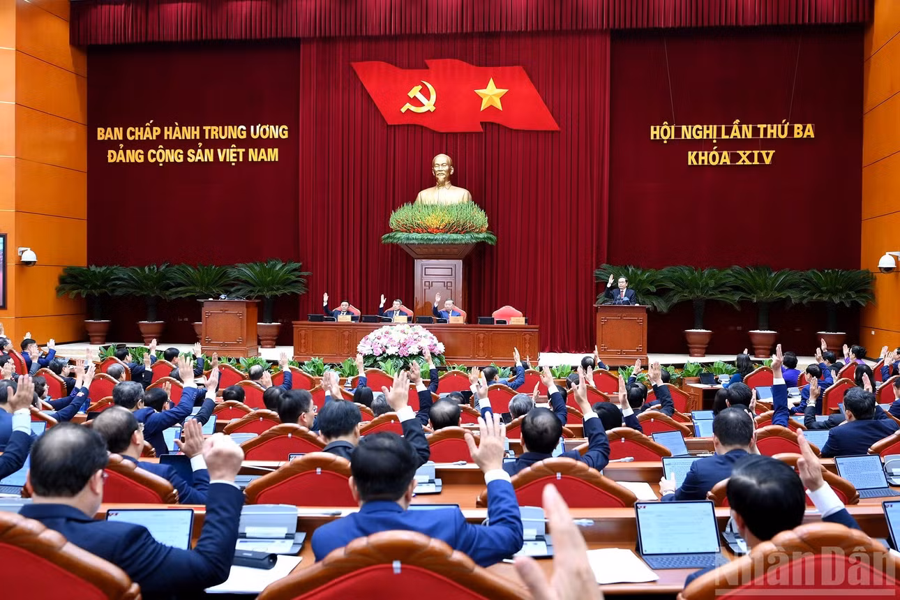 Các đồng chí lãnh đạo Đảng, Nhà nước và các đại biểu biểu quyết thông qua chương trình hội nghị.