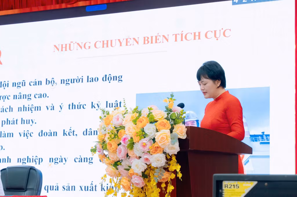 Đồng chí Nguyễn Thị Huyền Trang, Ủy viên BTV Đảng ủy, Bí thư Chi bộ Phòng Hành chính và Lao động trình bày tham luận tại hội nghị