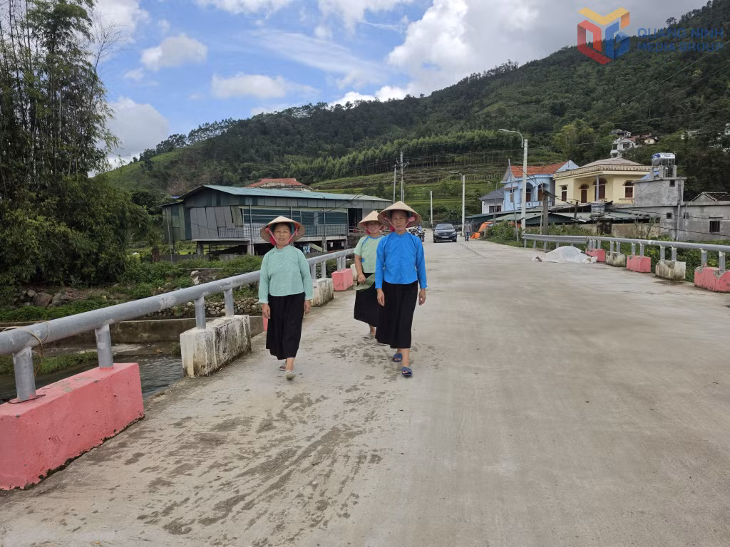 Cầu và tuyến đường qua thôn Nà Ếch, xã Bình Liêu đang tạo điều kiện cho người dân trong thôn phát triển vùng sản xuất dong riềng.