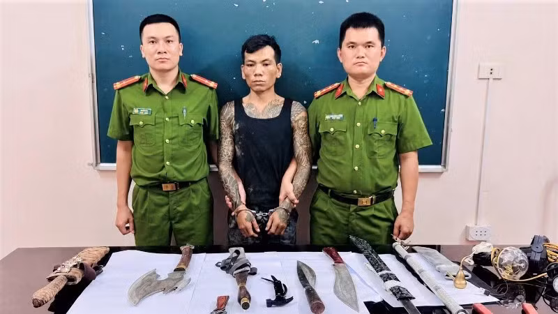 Đối tượng Vi Văn Nhạc và tang vật. (Ảnh: Công an Nghệ An)