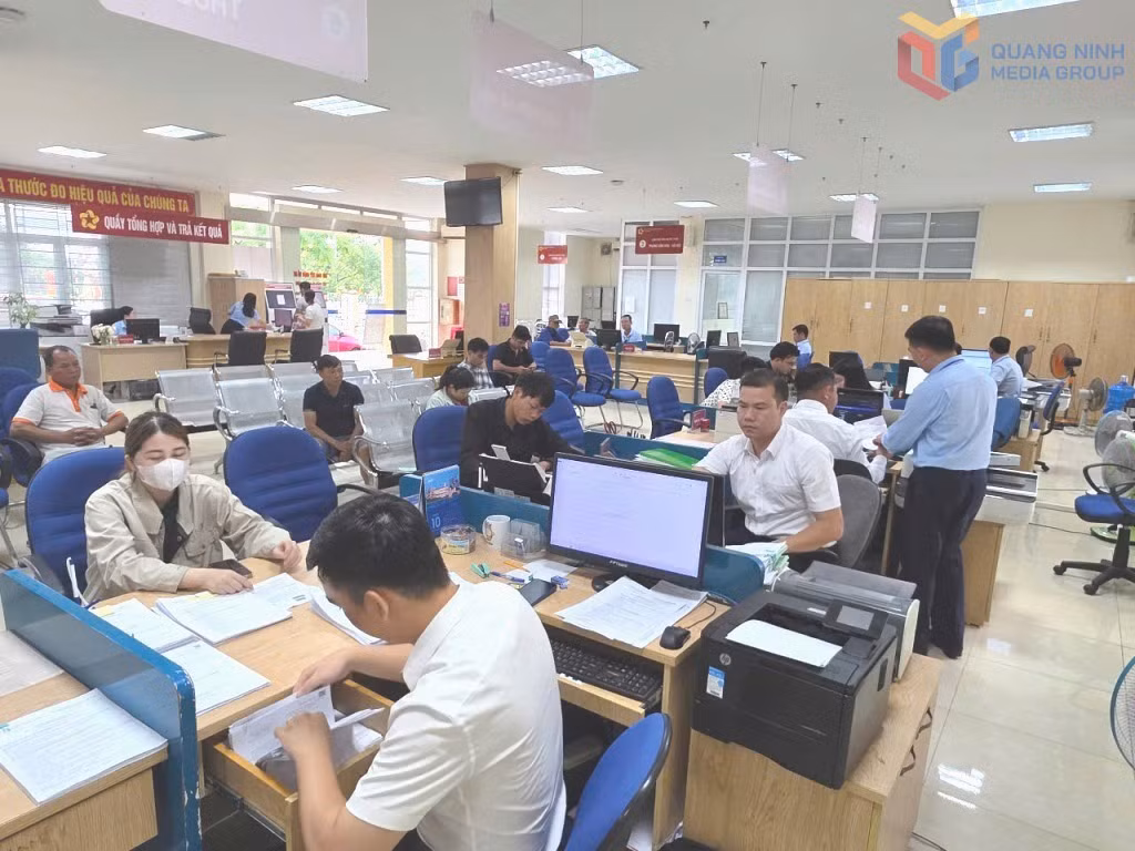 Giải quyết TTHC cho nhân dân tại Trung tâm Phục vụ hành chính công xã Quảng Hà.