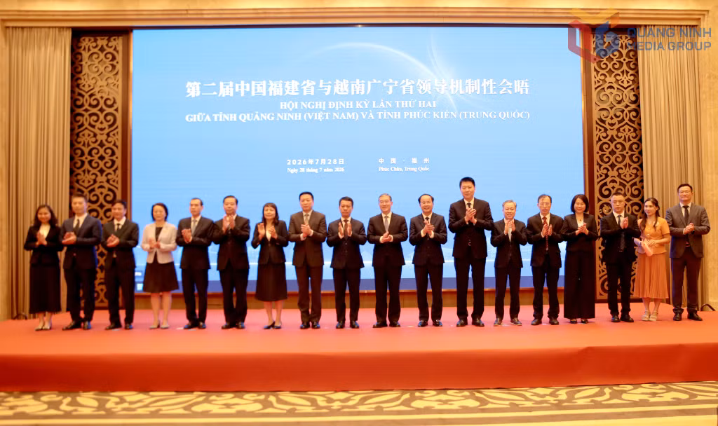 Đoàn công tác tỉnh Quảng Ninh (Việt Nam) và tỉnh Phúc Kiến (Trung Quốc) chụp ảnh lưu niệm hội nghị định kỳ lần thứ hai.