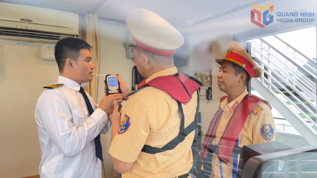 Đội Cảnh sát đường thủy, Phòng CSGT (Công an tỉnh) duy trì nghiêm việc kiểm tra nồng độ cồn đối với đội ngũ thuyền trưởng, thuyền viên tàu du lịch.