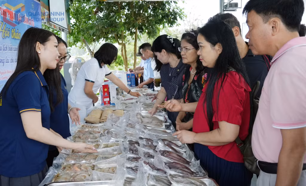 Các sản phẩm thủy hải sản đặc trưng của đặc khu Cô Tô thu hút du khách đến tham quan, mua sắm.
